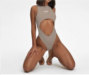 Combinaison moulante sexy beige pour femme, sans manches, col montant, ajourée, en tricot de spandex respirant, coupe ajustée au genou, idéale pour l'été et les soirées. - Product Image 1