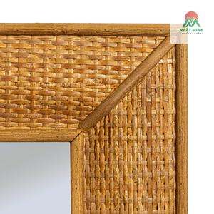 Un espejo de pared impresionante con marco de madera y exquisitos detalles de ratán tejido, en color marrón. - Product Image 5