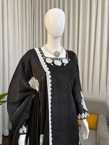 Robe Anarkali en coton noir brodée, motif floral blanc, coupe ample longue, tenue traditionnelle indienne/pakistanaise pour mariage - Product Image 2