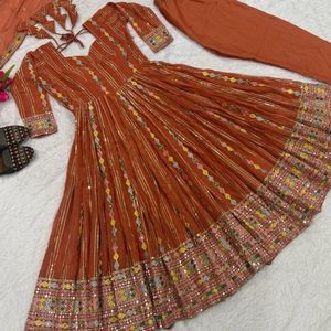 Ensemble Anarkali Premium avec pantalon en micro-coton épais de 3 mètres et dupatta en georgette brodée de sequins pour femme - Product Image 5