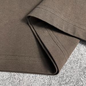 เสื้อยืดทรงบ็อกซี่ฟิตแบบเรกูลาร์ฟิต น้ำหนัก 220 กรัม ผ้าคอตตอน 100% สำหรับผู้ชาย แบบเรียบ ไหล่ตก สไตล์ลำลอง - Product Image 5