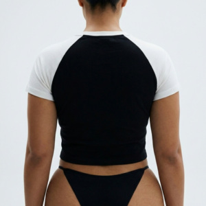 Ensemble de maillot de bain 2 pièces pour femme en polyester tricoté, bleu et jaune, avec haut court à manches raglan, imprimé logo et lettres, écologique, avec détail à la taille - Product Image 5