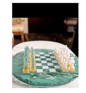 Échiquier en résine époxy fait main avec paillettes dorées, technique de moulage, thème floral, forme irrégulière artistique, motif damier, pour la maison - Product Image 2