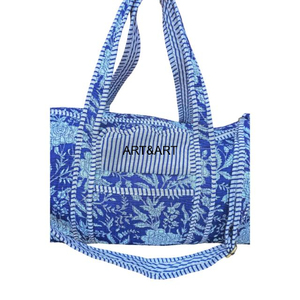 Sac de voyage matelassé en coton, sac à bandoulière imprimé floral, sac en cuir écologique, doublure en toile, sac de nuit tendance et lavable - Product Image 4