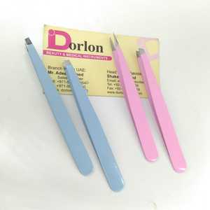 Pinces à sourcils personnalisées avec revêtement coloré, en acier inoxydable, à pointe inclinée, avec logo personnalisé, pour le modelage des sourcils. - Product Image 3