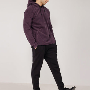 Sweat à capuche bordeaux personnalisé pour homme avec cordons de serrage noirs et design minimaliste uni, style streetwear décontracté - Product Image 2