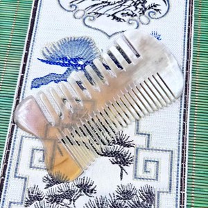 ZONE ARTISANALE Peigne démêlant moderne en corne de buffle naturelle, écologique et fait main, en forme de décoration de mariage de l'Uttar Pradesh - Product Image 6