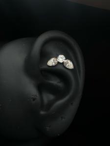 Pendientes de diamante cultivado en laboratorio Florence Pear en oro de 14K, estilo gótico, para tragus, hélix, con base plana, delicados, joyería fina para mujer. - Product Image 1
