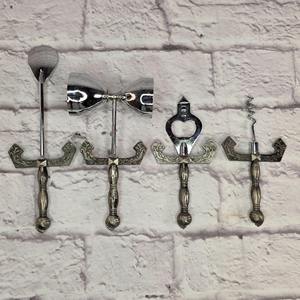 Ensemble d'outils de bar élégants de style médiéval en argent, comprenant un shaker à cocktails, un jigger, un muddler, une cuillère et un passoire, idéal pour l'accueil et les cadeaux - Product Image 1