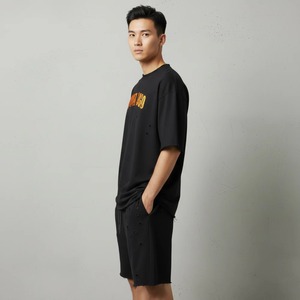 Camiseta de algodón negra para hombre con cuello redondo, estampado de letras naranjas y detalles de agujeros, corte holgado, ideal para verano. - Product Image 4