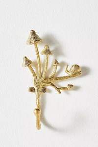 Gancho de pared de aluminio fundido Heritage para decoración interior tradicional que muestra un diseño clásico y utilidad funcional. - Product Image 4