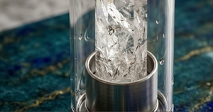 Bouteille d'eau en cristal de pierres précieuses, best-seller, quartz de guérison, pierre précieuse pour boire, personnalisable, moderne, écologique, durable, vente en gros - Product Image 3