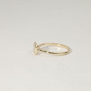 Anillo de Compromiso con Diamante Cultivado en Laboratorio, Corte Esmeralda, Certificado IGI, Oro Amarillo Sólido de 18k o Platino - Product Image 2