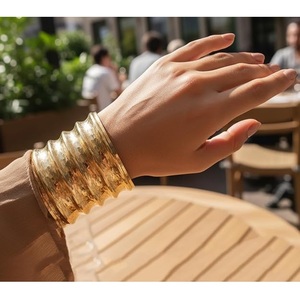 Bracelet manchette large en or sculptural minimaliste, texturé et côtelé, poli miroir, cadeau bijou - Product Image 4