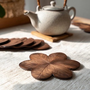 Posavasos de Madera Maciza con Pétalos Florales, Hecho a Mano, Resistente al Calor, Elegante Protector de Mesa, Portavasos para Café y Té - Product Image 3