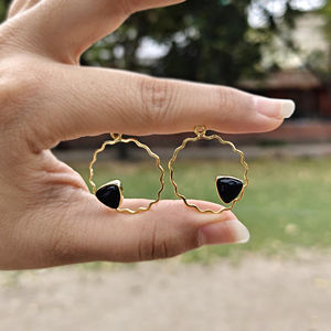 Conector de gemas de ónix negro en forma de trillón de latón macizo, marco redondo ondulado chapado en oro, componente de joyería de un solo anillo. - Product Image 4