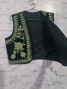 Suzani ทำด้วยมือของผู้หญิงเสื้อแขนกุดโบฮีเมียนปักลายดอกไม้สีดำ - Product Image 4