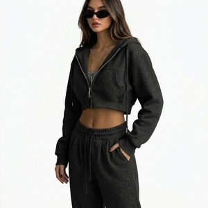 Ensemble de survêtement décontracté pour femme avec sweat à capuche zippé, pantalon taille élastique et poches latérales, coupe courte, en tissu épais - Product Image 2