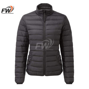 Chaqueta acolchada de plumón para mujer, negra brillante, OEM, de alta demanda, con capucha de piel, cremallera completa y diseño acolchado tipo burbuja, para invierno. - Product Image 1
