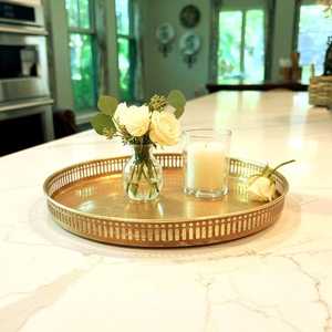 Bandeja Redonda de Latón Hecha a Mano de Lujo con Borde Decorativo, Plato de Metal Dorado Premium para Mesa de Centro, Hogar y Hotel - Product Image 3
