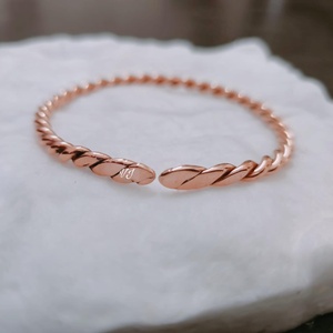 Bracelet manchette torsadé fin en cuivre pur fait main, bijou en cuivre massif pour homme et femme, plaqué OEM, artisanat de guérison. - Product Image 1