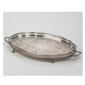 Plateau de service de luxe en argent avec poignées, plateau décoratif sur pied pour la restauration, plateau en métal gravé orné - Product Image 1