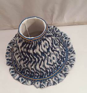 Pantalla de lámpara con volantes de tela Ikat hecha a mano, azul y blanca, con forma de campana, con ribete con volantes, con portalámparas E27 y base de alambre de hierro lisa. - Product Image 4