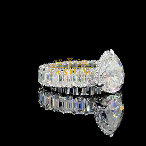 Anillo de compromiso solitario de moissanita VVS con corte caído para mujer Tasnim, engaste de púas, estilo clásico, banda chapada en oro y plata - Product Image 3