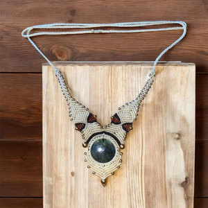 Collier en macramé fait main avec tourmaline noire, cordon blanc, pendentif en macramé complexe, pierre précieuse naturelle, bijoux bohèmes, cristal de guérison - Product Image 4