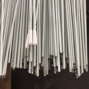 Vente en gros de bâtons de tirage de rideaux en fibre de verre de longueur personnalisée, avec mousqueton en acier inoxydable, robustes et antirouille, pour la coupe de rideaux. - Product Image 2