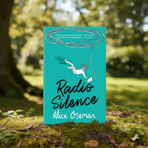 Radio Silence de la autora Alice Oseman, libro de bolsillo con tapa blanda personalizada, impresión de libros - Product Image 3