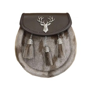 Sporran écossais traditionnel avec fourrure grise, rabat en cuir noir et emblème cerf argenté - Product Image 4