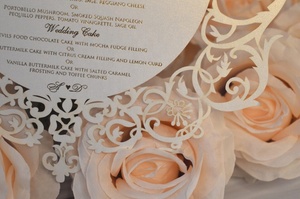Tarjeta de Menú de Boda con Corte Láser Perlado Color Marfil, Marco con Cresta Ornamentada, Monograma Recortado e Impresión en Lámina Dorada - Product Image 3
