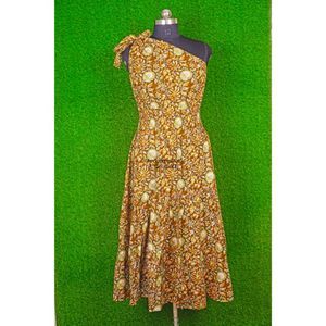 Robe midi en coton imprimé floral faite à la main pour femmes, épaule dénudée d'un côté avec décoration en dentelle, style doux pour les mariages et les tenues décontractées - Product Image 1