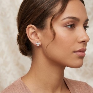 Pendientes de Oro Rosa de 18K con Diamantes Cultivados en Laboratorio, Diseño Floral con Engaste de Garra, Joyería para Regalo de Boda o Fiesta - Product Image 3