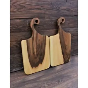 Planche à découper en bois artisanale durable pour une cuisine moderne au design rustique, idéale pour servir des fruits, des légumes et du pain. - Product Image 1