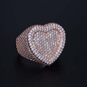 Anillo de cóctel para hombre de plata 925 con baño de rodio, forma de corazón, con pavé de moissanita, estilo hip-hop, para fiestas - Product Image 5