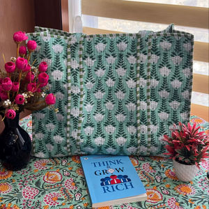 Grand sac fourre-tout réversible en coton matelassé, motif bohème à carreaux et rayures vertes, imprimé à la main, écologique et durable, pour les courses et la mode - Product Image 1