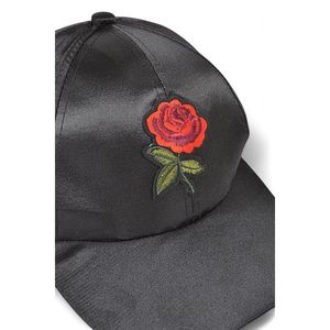 Cappellino da Baseball alla Moda con Ricamo di Rose, Materiale in Raso, Elegante Cappello in Raso con Raffinato Ricamo Floreale - Product Image 5