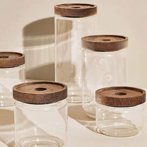 Frasco de vidrio funcional con tapa de madera para almacenamiento diario en la cocina con diseño simple y fácil manejo. - Product Image 1