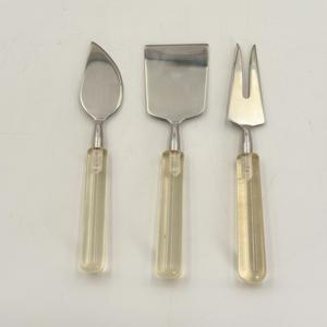 Juego de 3 Cuchillos y Rebanadores de Queso con Mango de Resina Transparente, Acero Inoxidable con Acabado Espejo para Uso en la Cocina y Mesa del Hogar - Product Image 1