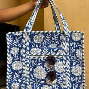 Bolso tote acolchado de algodón con estampado floral hecho a mano, con acolchado suave, diseñado para un transporte diario cómodo y una vida sostenible. - Product Image 2