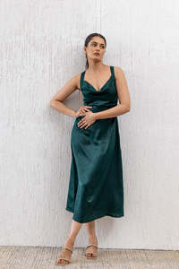 Vestido midi de satén verde esmeralda con espalda cruzada, entallado, sin mangas, elegante, para fiesta, de verano. - Product Image 2