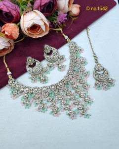 Ensemble de collier de créateur orné de perles de cristal suspendues, de cabochons ovales et de pierres, avec mang tika et boucles d'oreilles, bijoux ethniques tendance pour femmes - Product Image 3