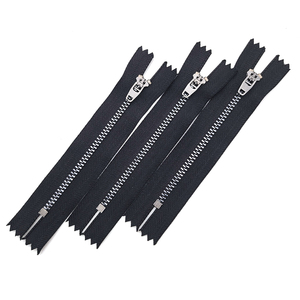 Fermeture éclair en laiton 4YG durable, fermeture éclair métallique couleur personnalisée avec tête YG pour jeans, vêtements de travail, denim - Product Image 1
