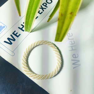 Élastique à cheveux tendance pour femme, rose et violet, avec perles imitation perle et perles à insertion, style bracelet fait main, élégant et à la mode - Product Image 1