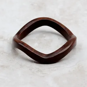 Bijoux en bois artisanaux haut de gamme avec bracelets en bois et décoration en laiton, finition lisse, style Sangria, Craft Emporium - Product Image 3