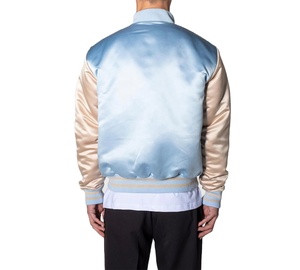 Veste de sport en satin bleu clair pour homme avec manches beiges, col montant, fermeture à boutons, vêtement décontracté pour le printemps - Product Image 2