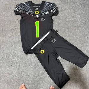 Ensemble de maillots de football américain personnalisés noir et vert, numéro 1, col en V, manches courtes, évacuation de l'humidité, extensible dans quatre directions, coupe athlétique - Product Image 1