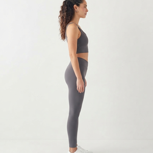 Vêtements de sport personnalisés en gros pour femmes : ensembles de yoga, soutiens-gorge de sport, leggings taille haute unis et tenues de gym - Product Image 2